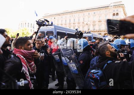 Mailand, Italien. April 2024. Mailand, Zusammenstöße zwischen propalästinensischen Demonstranten und der jüdischen Brigade bei der Parade am 25. April auf der Piazza Duomo. Auf dem Foto: Clashes vor Mc Donalds Duomo Credit: Independent Photo Agency/Alamy Live News Stockfoto