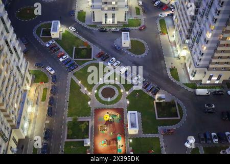 Parkplatz, Gemeinschaftsbereich im Stil eines Wohnkomplexes am Sommerabend, Blick von oben Stockfoto
