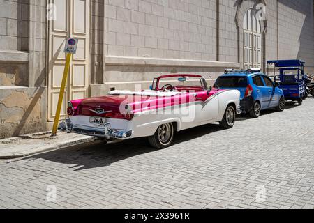 1955 Ford Fairlane Sunliner an der Havanna Street. Stockfoto