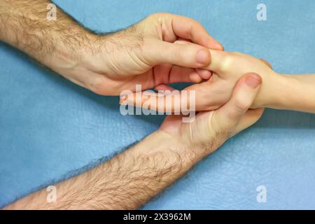 Passive Mobilisierung des Mittelfußgelenks des Großzehengelenks Physiotherapie medizinisches Zentrum, Donostia, San Sebastian, Gipuzkoa, Baskenland, Spa Stockfoto