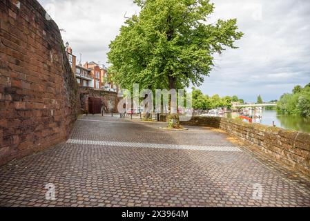 Park am Ufer entlang der alten Stadtmauer in Chester an einem bewölkten Sommertag Stockfoto