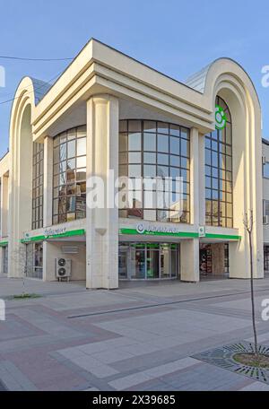 Vidin, Bulgarien - 16. März 2024: Moderne Gebäude Banka DSK OTP Group Bank in der Targovska Straße. Stockfoto
