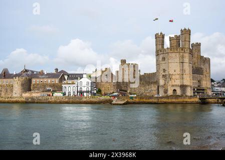 Caernarfon, Wales, Vereinigtes Königreich - 10. Juli 2023: Blick auf das Ufer und die Burg unter bewölktem Himmel Stockfoto