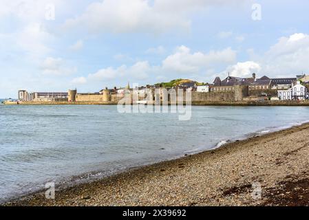 Caernarfon, Wales, Großbritannien - 10. Juli 2023: Alte Stadtmauern entlang der Menai Straits. Caernarfon ist eine königliche Stadt, Gemeinde und Hafen in Gwynedd, Wales. Stockfoto