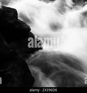 Eine abstrakte Ansicht des Wassers, die Turbulenzen darstellt, in Schwarzweiß Stockfoto