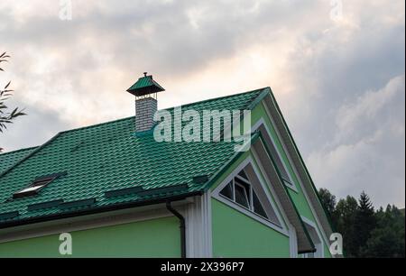 Dach mit Metallfliesen, Dach, Holzhaus. Stockfoto