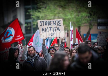 Hunderte antifaschistische Menschen in Palermo während der Feier zum Gedenken an den 25. April, den Tag der Befreiung. Stockfoto