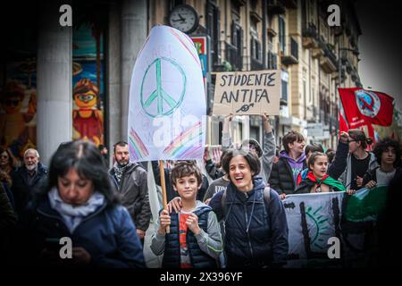 Hunderte antifaschistische Menschen in Palermo während der Feier zum Gedenken an den 25. April, den Tag der Befreiung. Stockfoto