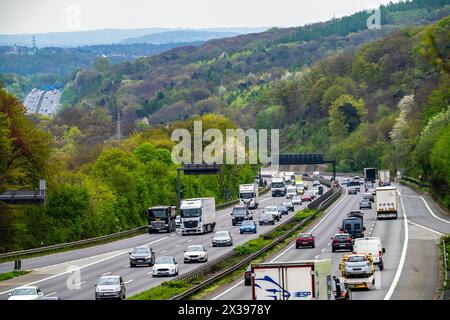 Autobahn A1 bei Wetter, Anschlussstelle Volmarstein, Blick nach Nordosten, hinten links Anschlussstelle Hagen-West NRW, Deutschland, Stockfoto