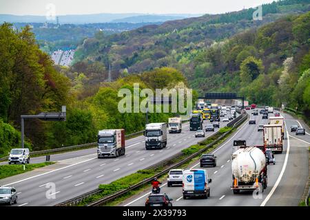 Autobahn A1 bei Wetter, Anschlussstelle Volmarstein, Blick nach Nordosten, hinten links Anschlussstelle Hagen-West NRW, Deutschland, Stockfoto