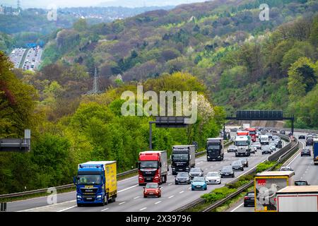 Autobahn A1 bei Wetter, Anschlussstelle Volmarstein, Blick nach Nordosten, hinten links Anschlussstelle Hagen-West NRW, Deutschland, Stockfoto