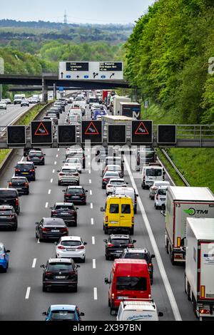 Die Autobahn A3, dichter Verkehr auf 8 Fahrspuren, einschließlich der vorübergehend freigesetzten harten Schulter, vor dem Hildenkreuz, Blick in Richtung Süden, ne Stockfoto