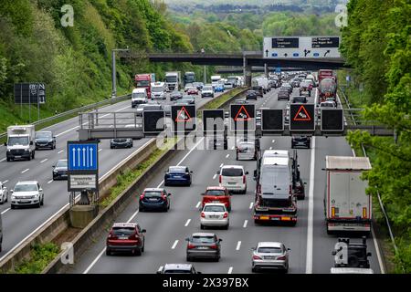 Die Autobahn A3, dichter Verkehr auf 8 Fahrspuren, einschließlich der vorübergehend freigesetzten harten Schulter, vor dem Hildenkreuz, Blick in Richtung Süden, ne Stockfoto