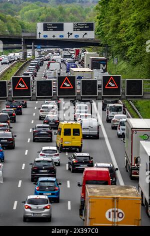 Die Autobahn A3, dichter Verkehr auf 8 Fahrspuren, einschließlich der vorübergehend freigesetzten harten Schulter, vor dem Hildenkreuz, Blick in Richtung Süden, ne Stockfoto