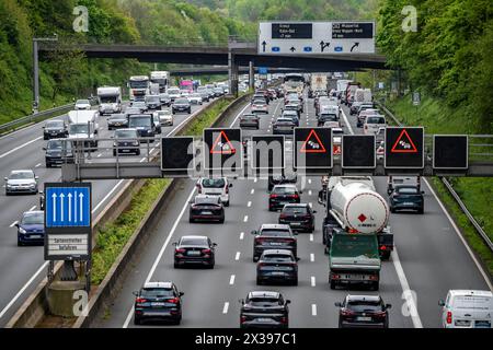 Die Autobahn A3, dichter Verkehr auf 8 Fahrspuren, einschließlich der vorübergehend freigesetzten harten Schulter, vor dem Hildenkreuz, Blick in Richtung Süden, ne Stockfoto