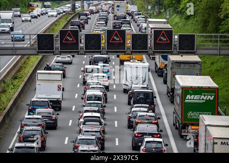 Die Autobahn A3, dichter Verkehr auf 8 Fahrspuren, einschließlich der vorübergehend freigesetzten harten Schulter, vor dem Hildenkreuz, Blick in Richtung Süden, ne Stockfoto