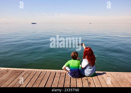 Thessaloniki, griechische Stadtregion Mazedonien im Norden Griechenlands Uferpromenade die Sonnenschirme Skulptur von Zongolopoulos Stockfoto