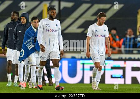 Brügge, Belgien. April 2024. Die Spieler von Genk mit Patrik Hrosovsky (17) und Mark McKenzie (2) von Genk sahen niedergeschlagen und enttäuscht aus, nachdem sie die Jupiler Pro League Saison 2023 - 2024 am 5. Spieltag im Champions Play-off zwischen Club Brugge KV und KRC Genk am 24. April 2024 in Brügge, Belgien, verloren hatten. (Foto: David Catry/Isosport) Credit: Sportpix/Alamy Live News Stockfoto