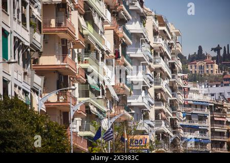 Thessaloniki, griechische Stadtregion Mazedoniens im Norden Griechenlands Hotel- und Apartmentbalkons Stockfoto