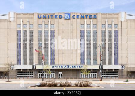 Das 1994 eröffnete United Center ist das größte Indoor-Unterhaltungszentrum in Chicago und Heimstadion der Chicago Blackhawks und Bulls. Stockfoto