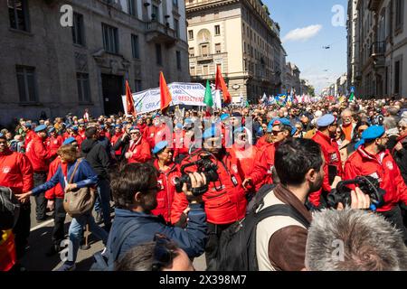 Mailand, Italien. 25. April 2024, Allgemeine Ansicht der Demonstration zum 81. Jahrestag des Befreiungstages am 25. April 2024 in Mailand, Italien. Am 25. April 1945 starteten italienische Partisanen einen massiven Aufstand gegen das faschistische Regime und die Nazi-Besatzung, der den Tag der Befreiung von der faschistischen und nationalsozialistischen Kontrolle feierte. Stockfoto