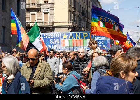 Mailand, Italien. 25. April 2024, Allgemeine Ansicht der Demonstration zum 81. Jahrestag des Befreiungstages am 25. April 2024 in Mailand, Italien. Am 25. April 1945 starteten italienische Partisanen einen massiven Aufstand gegen das faschistische Regime und die Nazi-Besatzung, der den Tag der Befreiung von der faschistischen und nationalsozialistischen Kontrolle feierte. Stockfoto