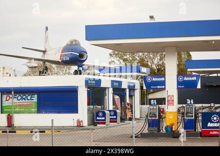 ÄGÄISCHE ÖLTANKSTELLE auf dem Dach, in der Nähe des Flughafens LGTS, gemalt mit den Farben der Gas-/Ölgesellschaft, die ein gefälschtes Zivilregister trägt Stockfoto