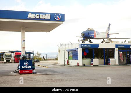 ÄGÄISCHE ÖLTANKSTELLE auf dem Dach, in der Nähe des Flughafens LGTS, gemalt mit den Farben der Gas-/Ölgesellschaft, die ein gefälschtes Zivilregister trägt Stockfoto