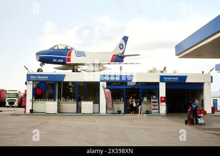 ÄGÄISCHE ÖLTANKSTELLE auf dem Dach, in der Nähe des Flughafens LGTS, gemalt mit den Farben der Gas-/Ölgesellschaft, die ein gefälschtes Zivilregister trägt Stockfoto