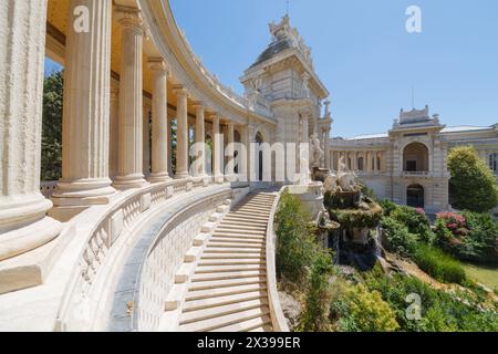 MARSEILLE, FRANKREICH - 1. August 2016: Kolonnade und Treppe des Palastes Longchamp, erbaut zu Ehren der Verlegung der Wasserleitung. Stockfoto