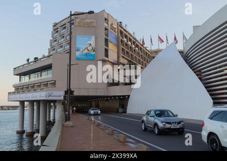 MONTE CARLO, MONACO - 2. August 2016: Grand-Prix-Tunnel und Hotel Fairmont an einem normalen Tag. Stockfoto