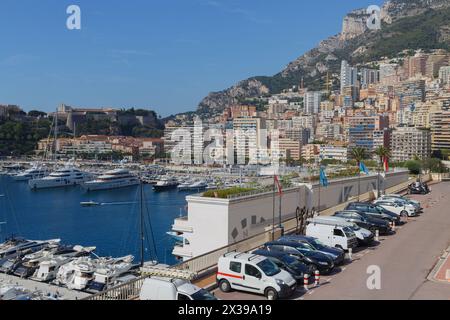 MONTE CARLO, MONACO - 3. August 2016: Blick auf Port Hercule, Yachten und Wohnviertel von La Condamine Stockfoto