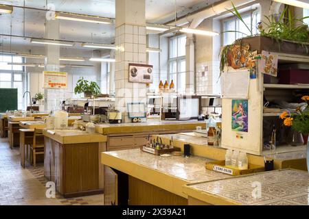 RUSSLAND, MOSKAU - 12. SEP, 2015: Labor mit vielen Arbeitsplätzen und Anlagen an der D. Mendelejew Universität für chemische Technologie. Stockfoto