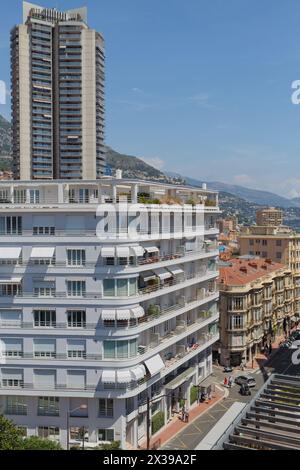MONTE CARLO, MONACO - 3. August 2016: Blick auf das Hochhaus, das Apartmentgebäude und die Straße eines der dicht besiedelten Viertel von Monaco Stockfoto