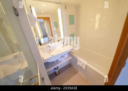 MONTE CARLO, MONACO - 3. August 2016: Novotel Hotel, luxuriöses Badezimmer in einem komfortablen Hotel am azurblauen Mittelmeer Stockfoto