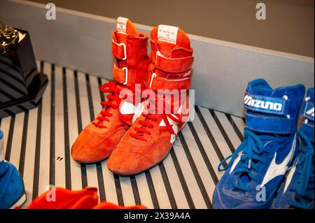 23/2024 Turin (Italien) Ayrton Sennas Mizuno- und Diadora-Stiefel werden auf der Ausstellung „Ayrton Senna Forever“ gezeigt Stockfoto