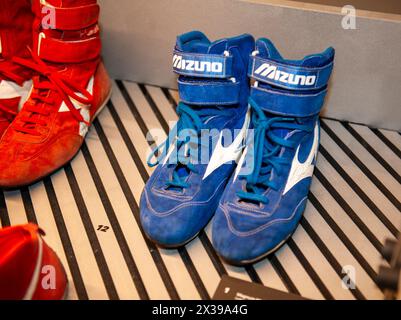 23/2024 Turin (Italien) Ayrton Sennas Mizuno-Schuhe (1994) aus der Apicella-Kollektion, ausgestellt auf der Ausstellung „Ayrton Senna Forever“ Stockfoto