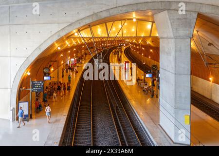 MONTE CARLO, MONACO - 2. August 2016: Zweigleisige Felsstation Monaco - Monte Carlo Stockfoto