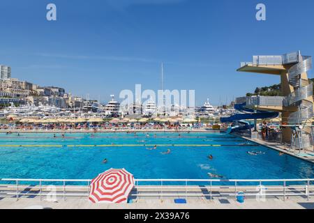 MONTE CARLO, MONACO - 3. August 2016: Stade Nautique Rainier III, Wassersportstadion im Freien, das sich im Herzen von Port Hercule mit Trampolin befindet Stockfoto
