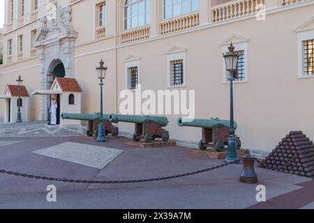 MONTE CARLO, MONACO - 4. August 2016: Eintritt zum Fürstenpalast von Monaco mit Waffen und Kanonenkugeln Stockfoto