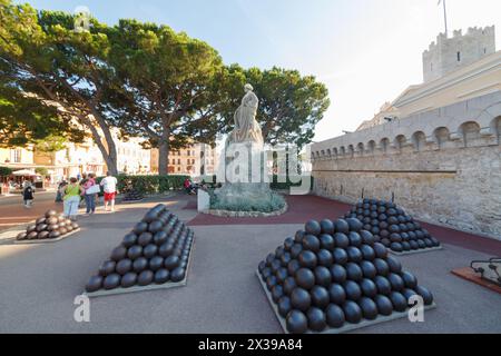 MONTE CARLO, MONACO - 3. August 2016: Kanonenkugeln und Kanonen in der Nähe des Palastes, das dem Fürsten von Monaco gehört Stockfoto