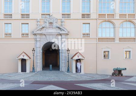 MONTE CARLO, MONACO - 3. August 2016: Eintritt zum Fürstenpalast von Monaco, ursprünglich genuesische Festung, erbaut 1191 Stockfoto