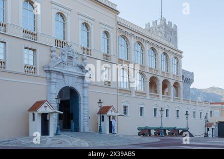 MONTE CARLO, MONACO - 3. August 2016: Fürstenpalast von Monaco, Residenz der Fürsten von Monaco, ursprünglich genuesische Festung, erbaut 1191. Stockfoto
