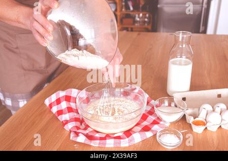 Die Zubereitung traditioneller Gerichte aus Mehl Stockfoto