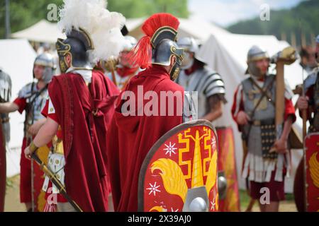 MOSKAU - 06. Juni 2015: Römische Soldaten zu den Festzeiten und Epochen: Das antike Rom in Kolomenskoje Stockfoto