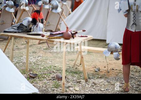 MOSKAU - 06. Juni 2015: Helm und Schwerter römischer Soldaten auf einem Holztisch im Lager zur Festzeit und Epoche: Das antike Rom in Kolomenskoje Stockfoto