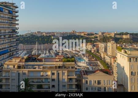 Panoramablick auf die Mittelmeerküste, die Bucht und die Viertel von La Condamine Stockfoto