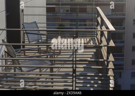 Ort zum Entspannen, Balkon mit Stühlen und Tisch mit Blick auf das Mittelmeer Stockfoto