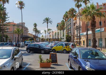 SAINT-TROPEZ, FRANKREICH - 2. August 2016: Stadtgebiet mit geparkten Autos Stockfoto