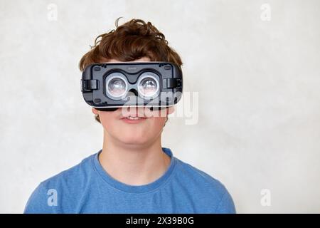 Teenager in Virtual-Reality-Headset ohne Abdeckung. Stockfoto